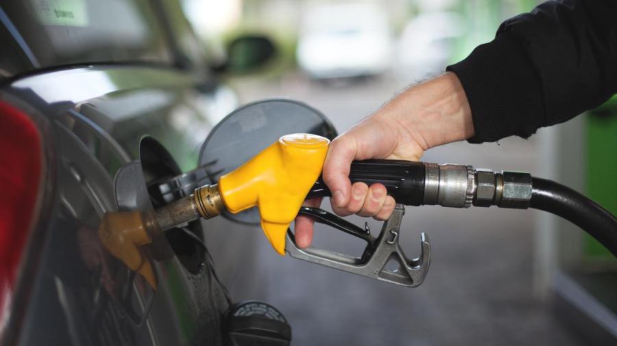 How Many Gallons Of Gas Does A Car Hold?