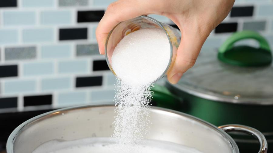 A boil of Sugar. Оборудование для кипение молоко и сделать сузьму. Кипячение сахара с белком в колбе. Woman put Salt in Soup.