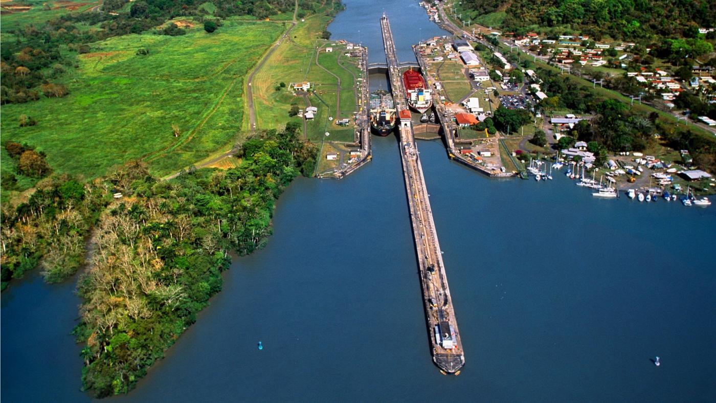How many people died building the panama canal 