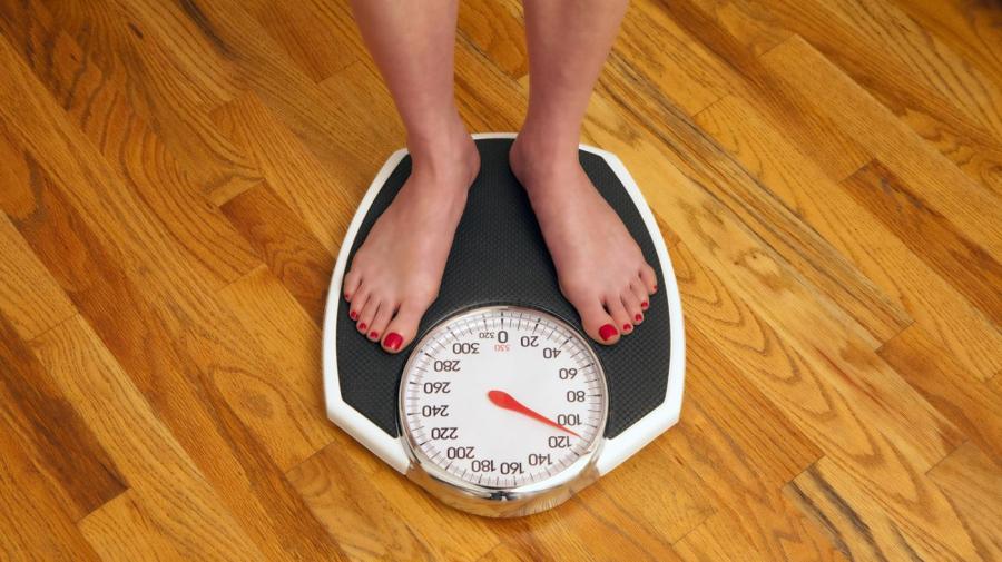 Почему на весах 1 кг. Весы показывают 57 кг. Weighing-Machine. Весы 57 кг картинки. Подросток на механических весах фото.