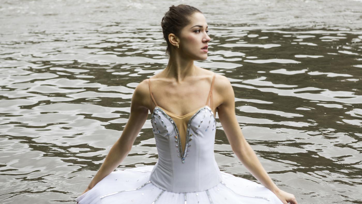 What is the story of swan lake about 