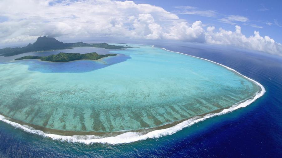 Барьерные острова. Атолл Бора-Бора. Атолл коралловый остров. Атолл в тихом океане. Полинезия коралловые острова.