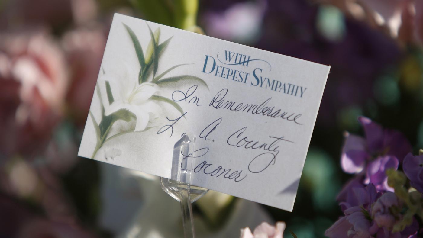 How Do You Address a Sympathy Card Envelope?
