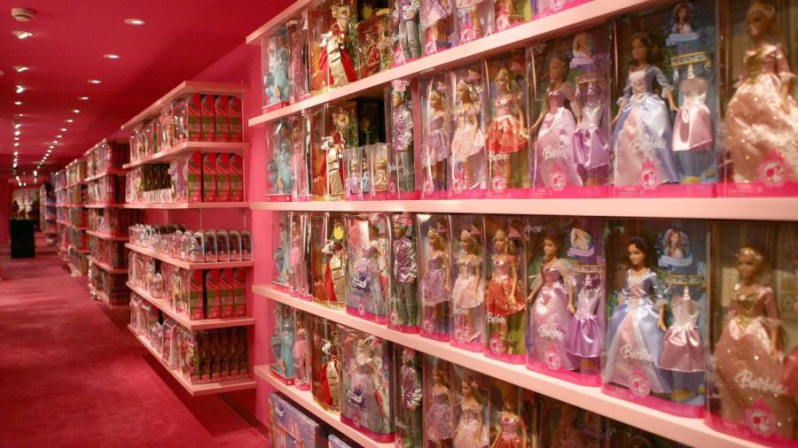 Полки с куклами в магазине. Коллекция кукол. Витрина для кукол. Магазин игрушек с куклами витрина. Dolls store