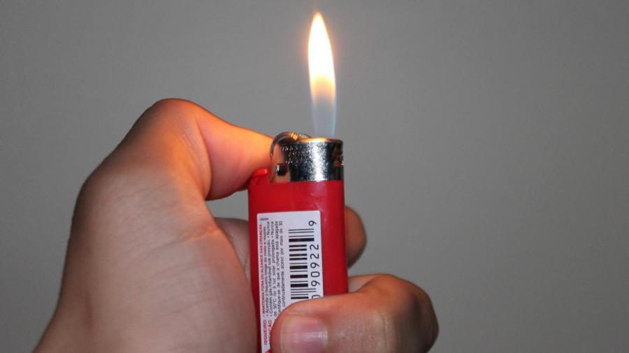 Bic Lighter Flame Temperature Higher Than You Think - 1pi0c2e