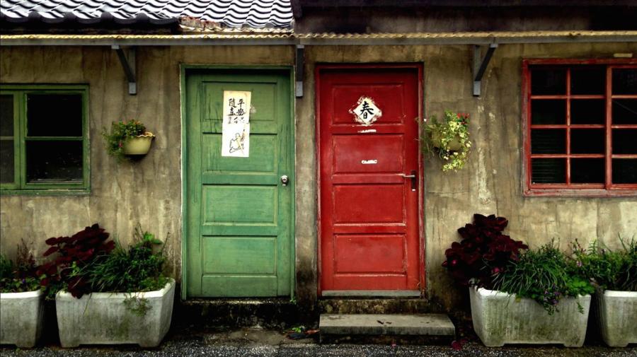 What Does the Saying "red and Green Should Never Be Seen" Mean?
